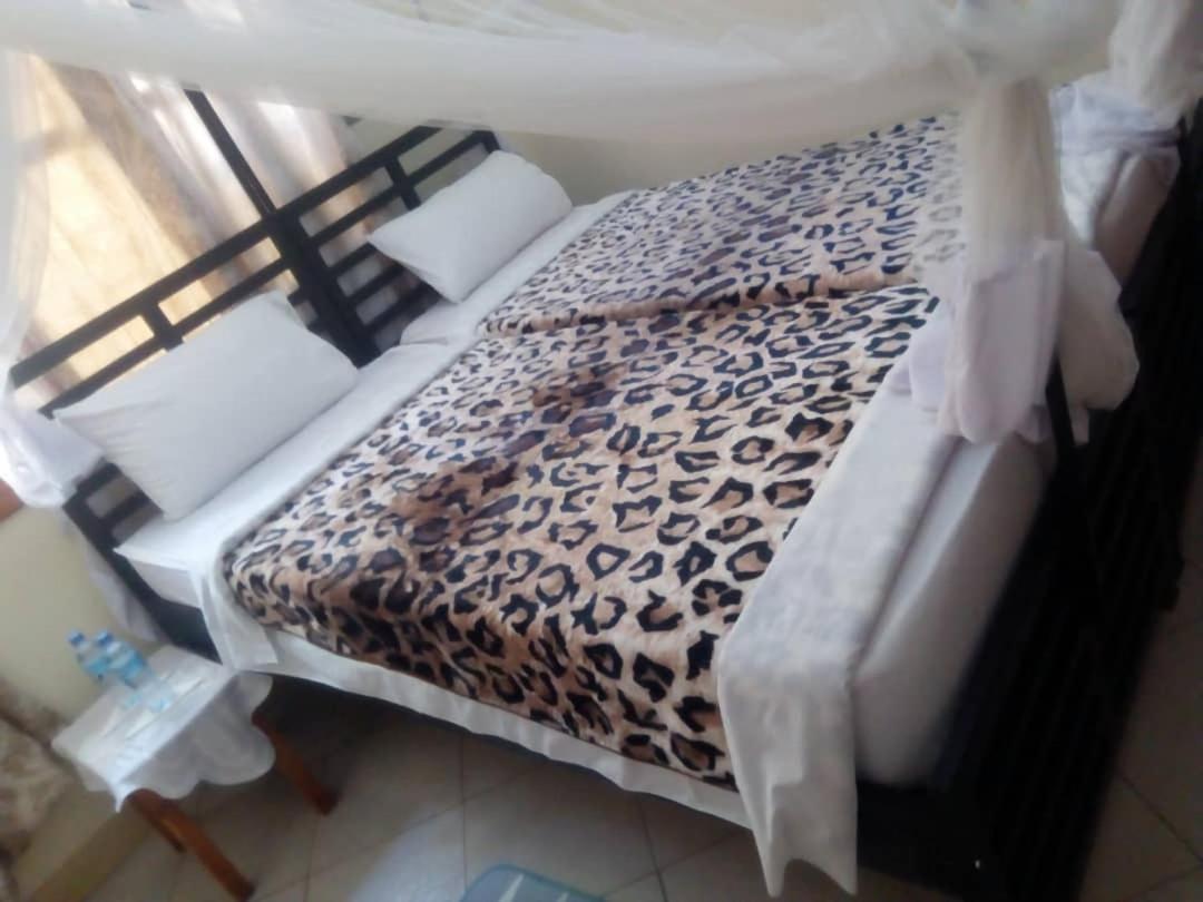 Bed and Breakfast Le Parlour Boma la Ngombe Exterior foto