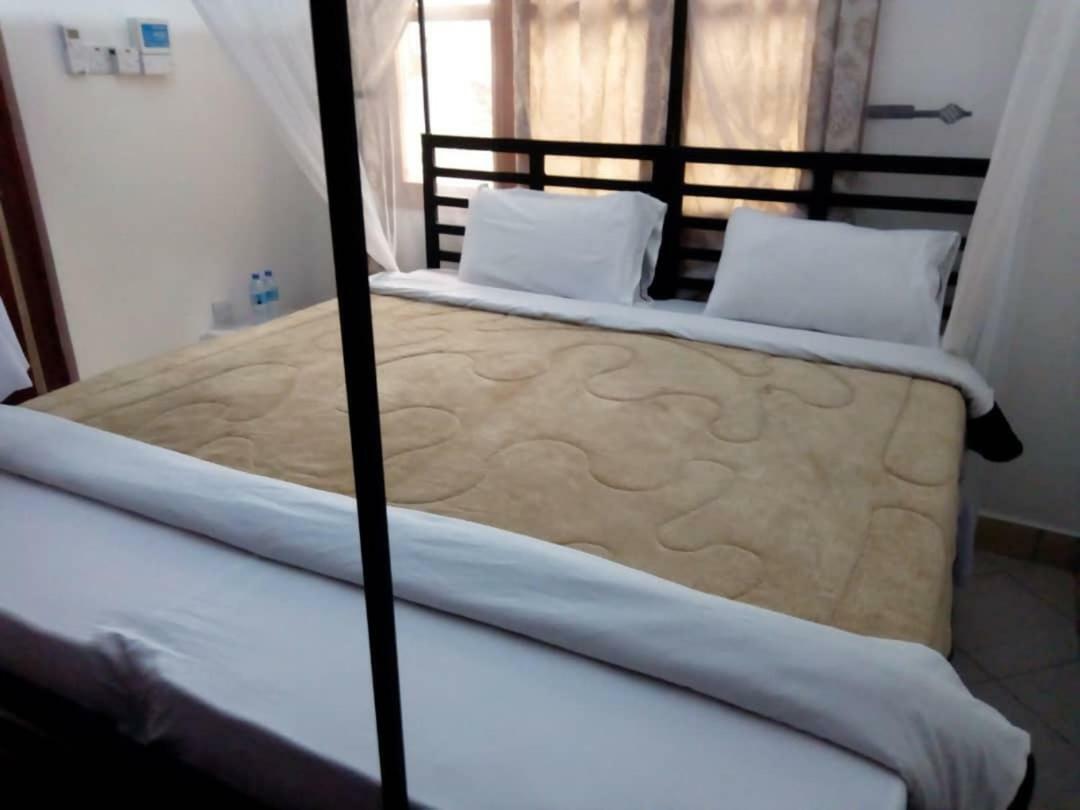 Bed and Breakfast Le Parlour Boma la Ngombe Exterior foto