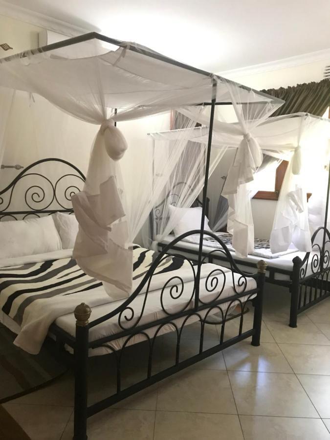 Bed and Breakfast Le Parlour Boma la Ngombe Exterior foto