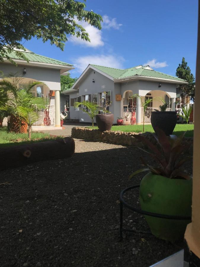 Bed and Breakfast Le Parlour Boma la Ngombe Exterior foto