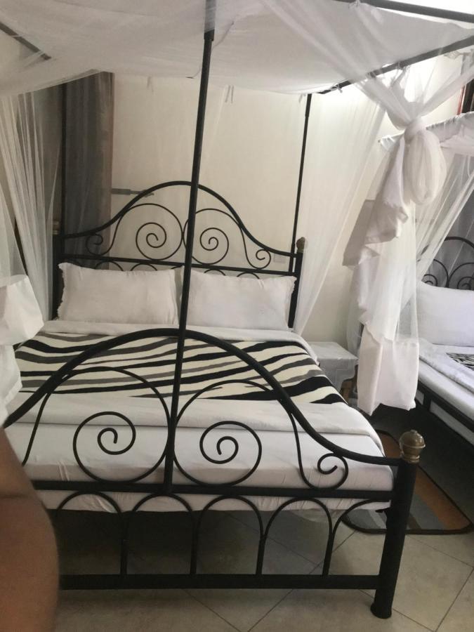 Bed and Breakfast Le Parlour Boma la Ngombe Exterior foto